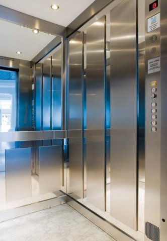 Ascenseur avec locale des machines